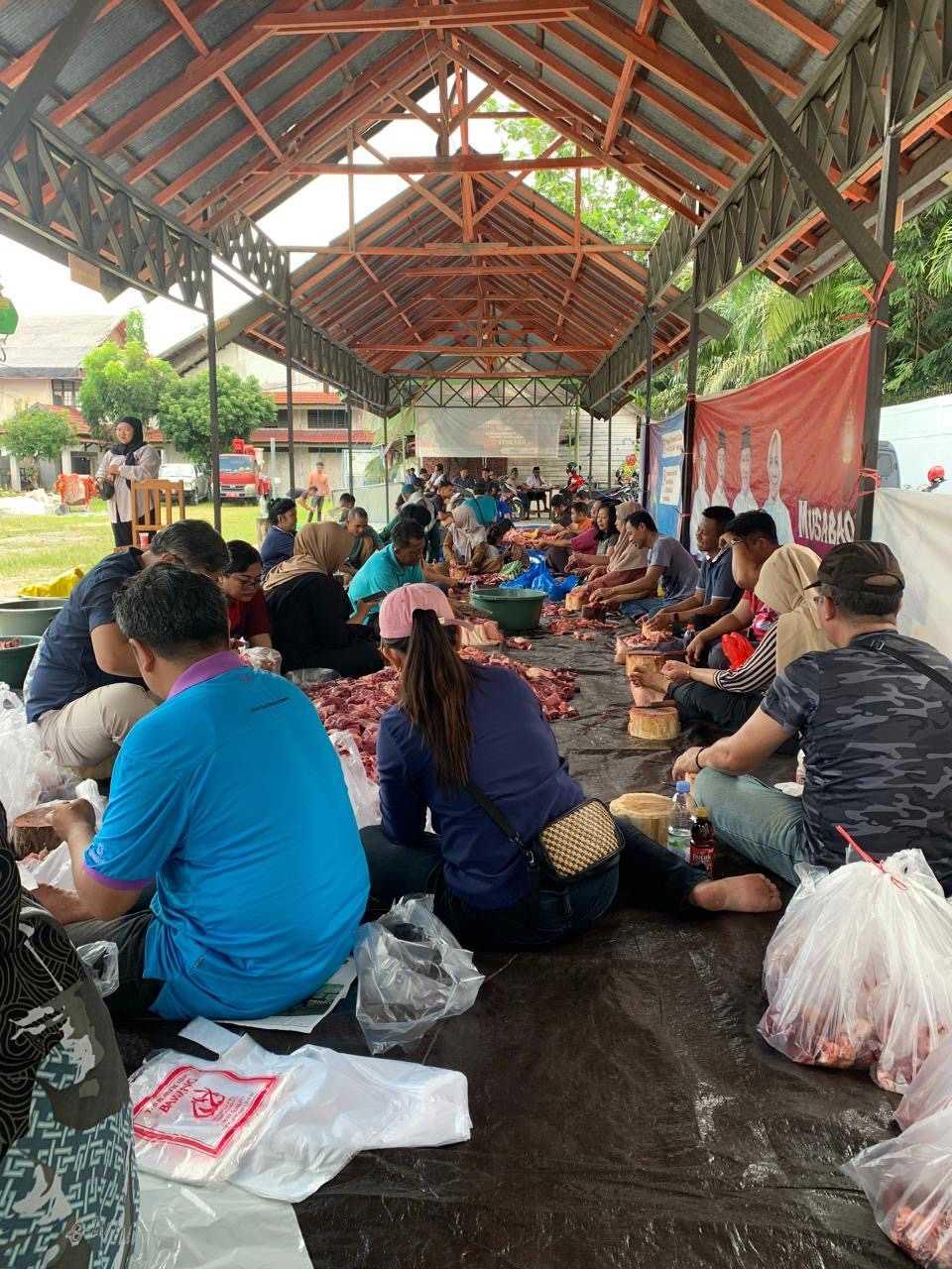 Dinas ESDM Prov. Kalteng Kurban 5 Ekor Sapi Dalam Rangka Hari Raya Iduladha 1445 H