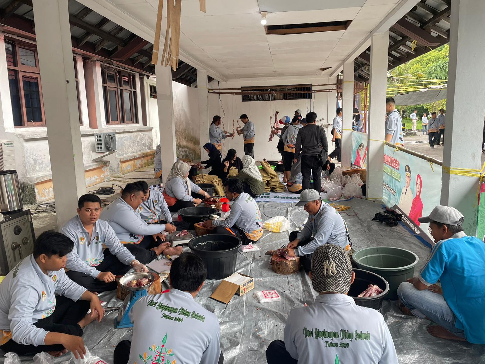 DLH Prov. Kalteng Selenggarakan Penyembelihan dan Pembagian Hewan Qurban Dalam Rangka Hari Raya Iduladha 1445 H
