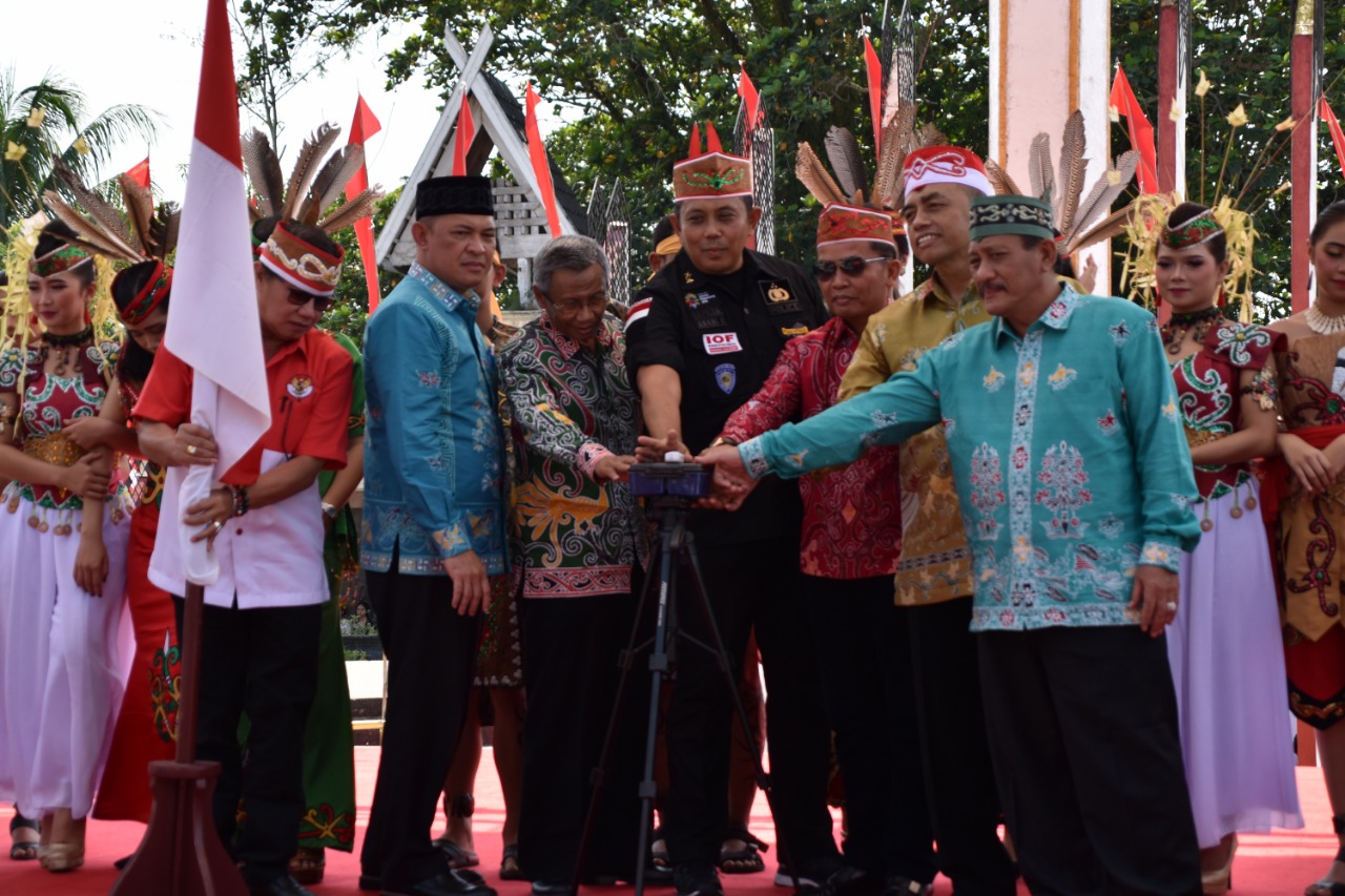 Pj. Sekda Buka Acara Festival Tari Dayak Kebangsaan 