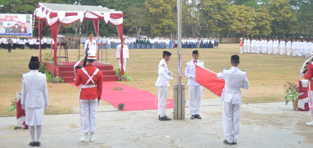 Upacara Penurunan Bendera Merah Putih Berjalan Hikmad