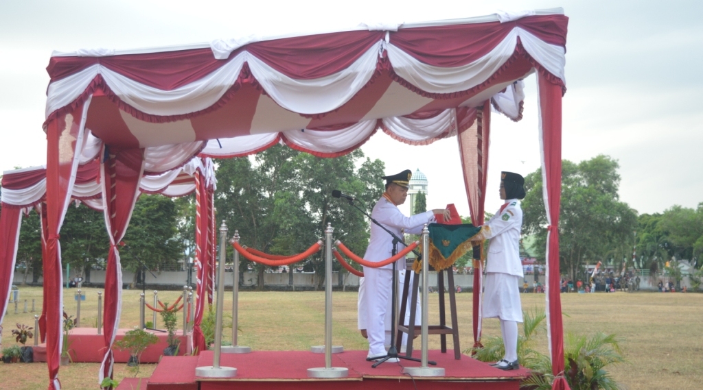 Upacara Penurunan Bendera Merah Putih Berjalan Hikmad