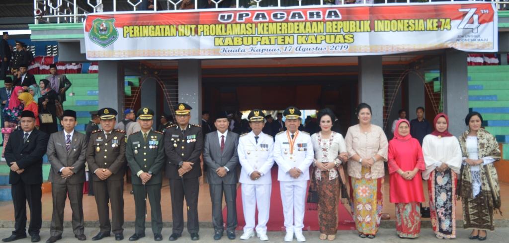 Upacara Penurunan Bendera Merah Putih Berjalan Hikmad