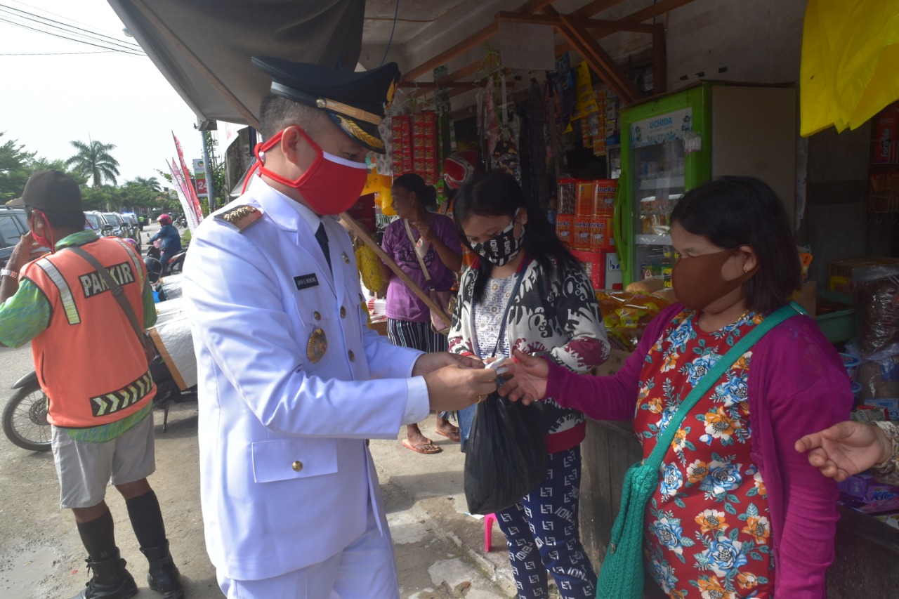 Usai Upacara HUT RI Ke-75 Bupati Bersama Muspida Kabupaten Gunung Mas Bagikan Masker Pada Warga