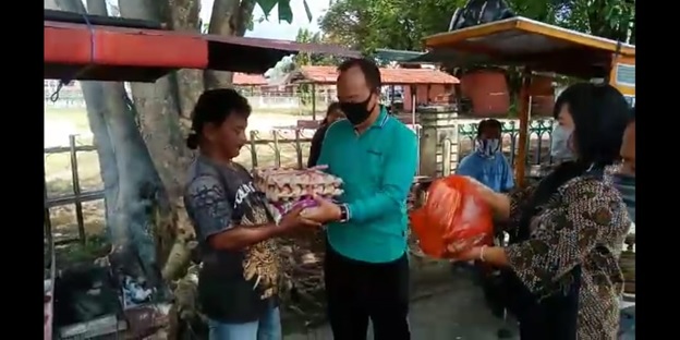 SMA Negeri 1 Palangka Raya Bagikan Tali Asih