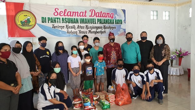 SMA Negeri 1 Palangka Raya Bagikan Tali Asih
