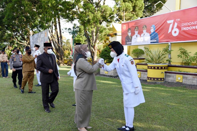 Bupati Kukuhkan Petugas Pengibaran dan Penurunan Sang Merah Putih Kabupaten Kobar Tahun 2021