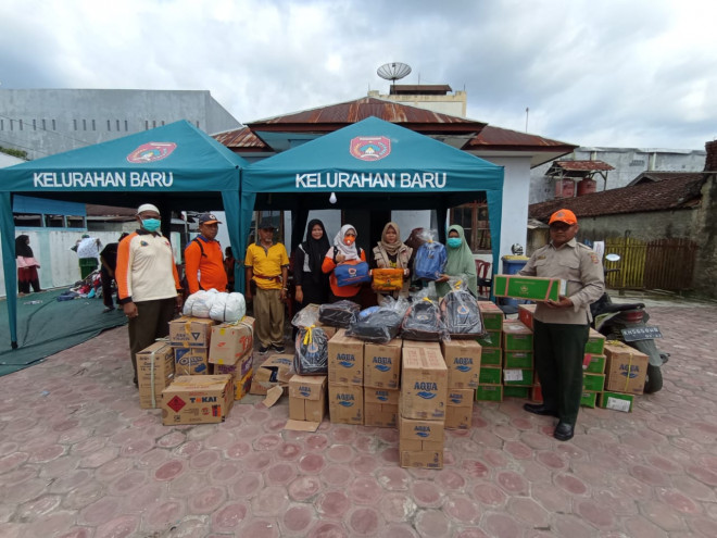 BPBD Kobar Serahkan Bantuan Korban Kebakaran Pemukiman Kelurahan Baru