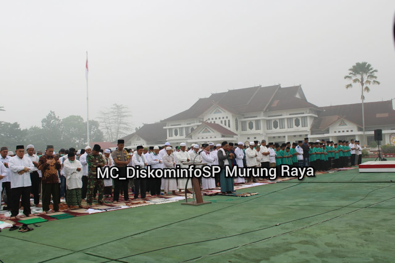 Salat Berjamaah Di Halaman Kantor Bupati Murung Raya