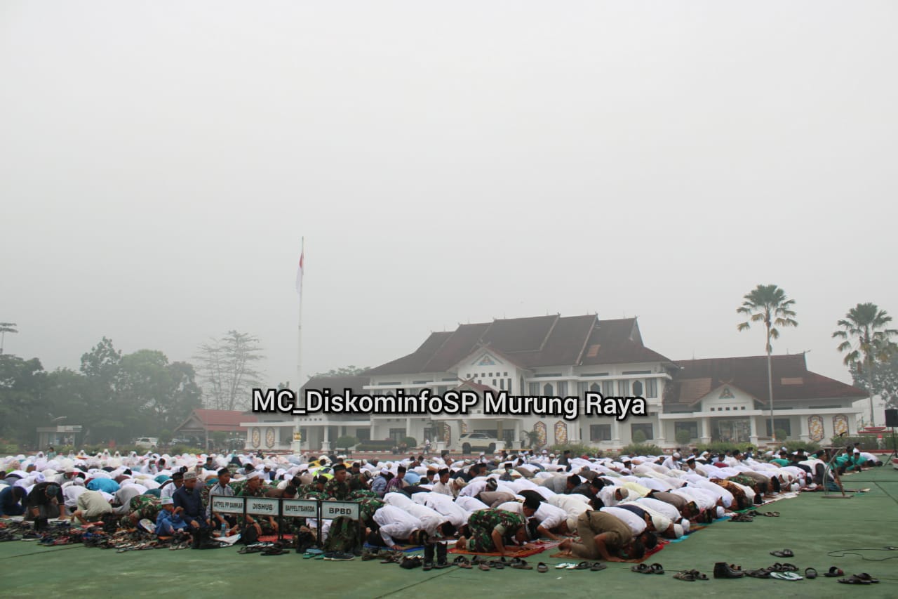 Salat Berjamaah Di Halaman Kantor Bupati Murung Raya