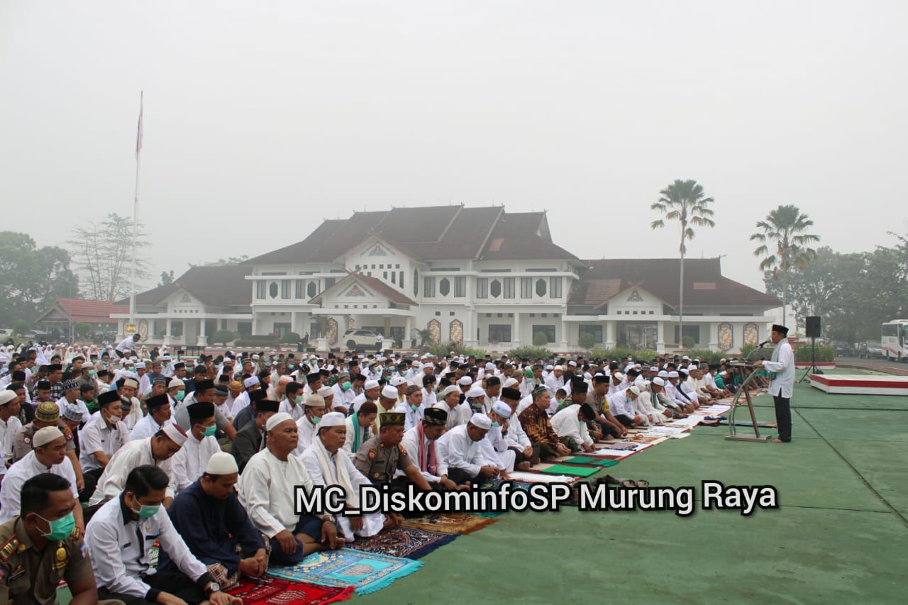 Salat Berjamaah Di Halaman Kantor Bupati Murung Raya