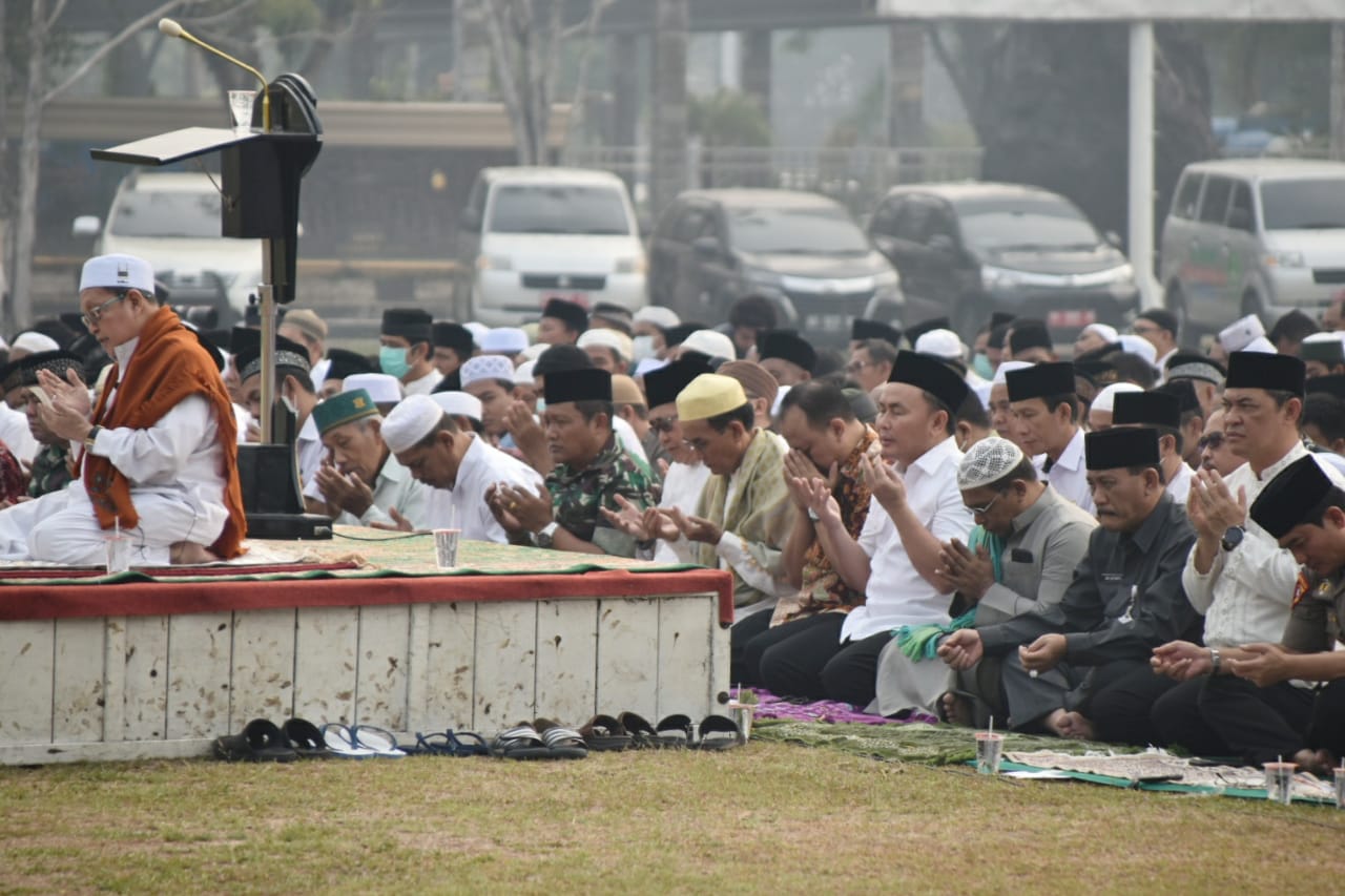 Gubernur Kalteng H. Sugianto Sabran Salat Istisqa Minta Turun Hujan 