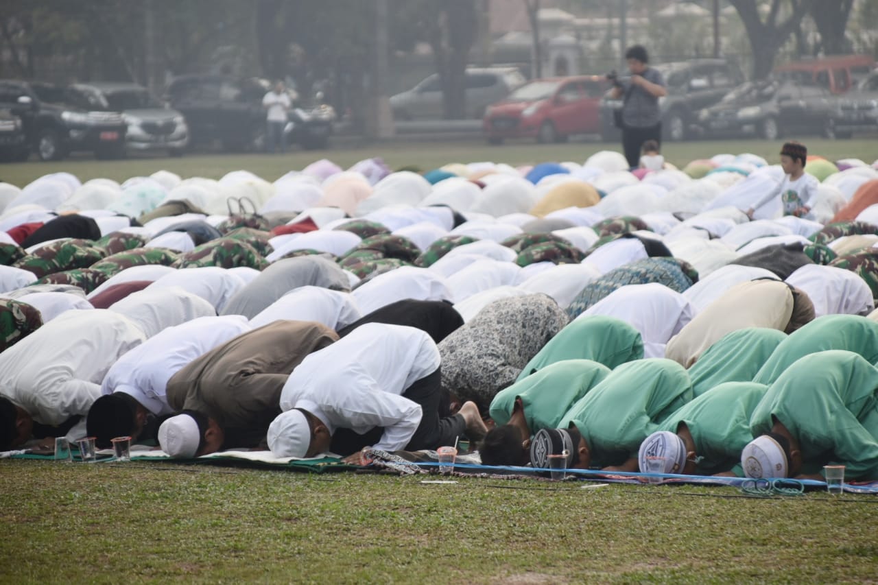 Gubernur Kalteng H. Sugianto Sabran Salat Istisqa Minta Turun Hujan 