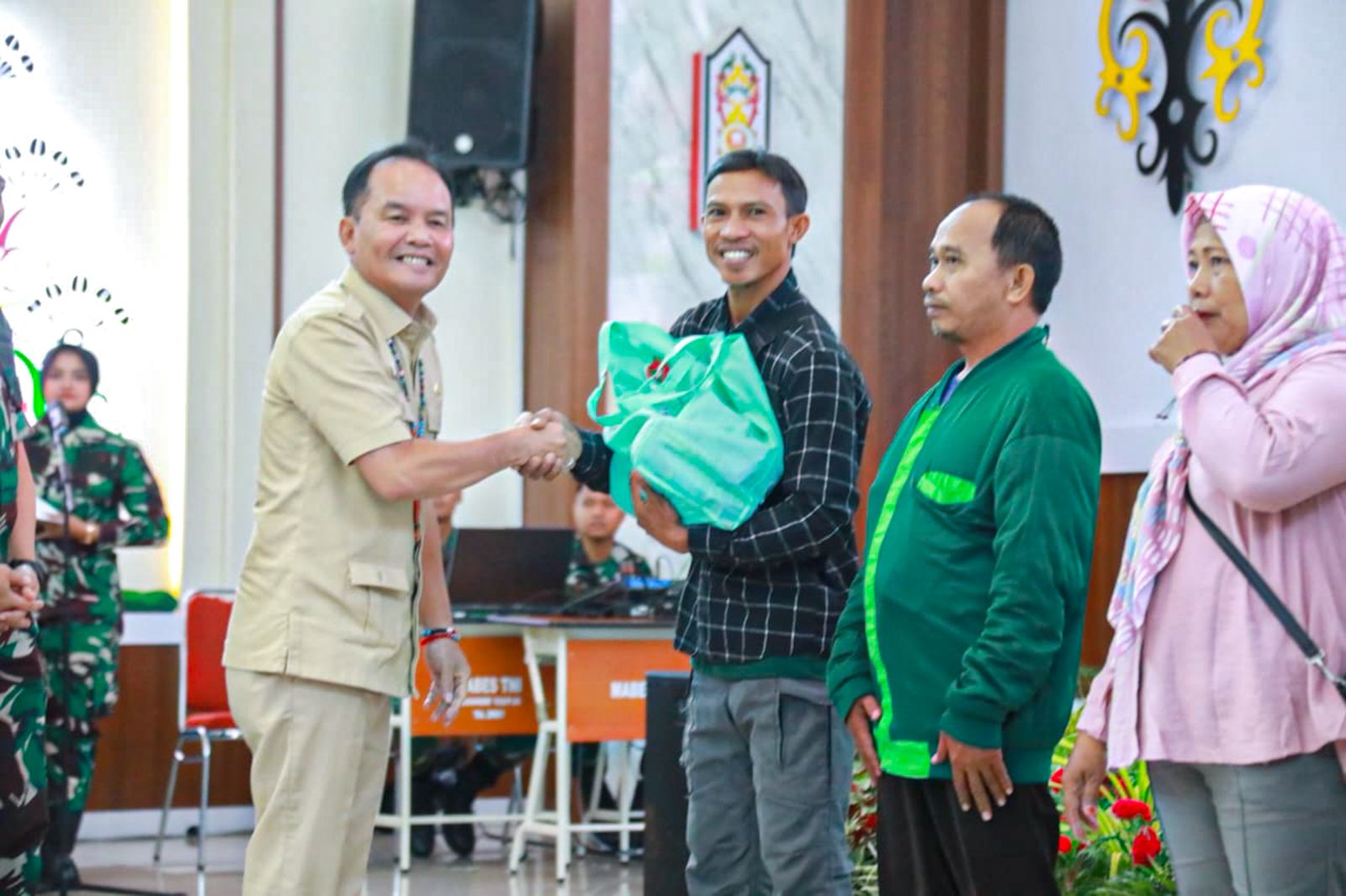 Bakti Sosial HUT ke-80 TNI, Gubernur Agustiar Sabran Tekankan Sinergi TNI dan Masyarakat