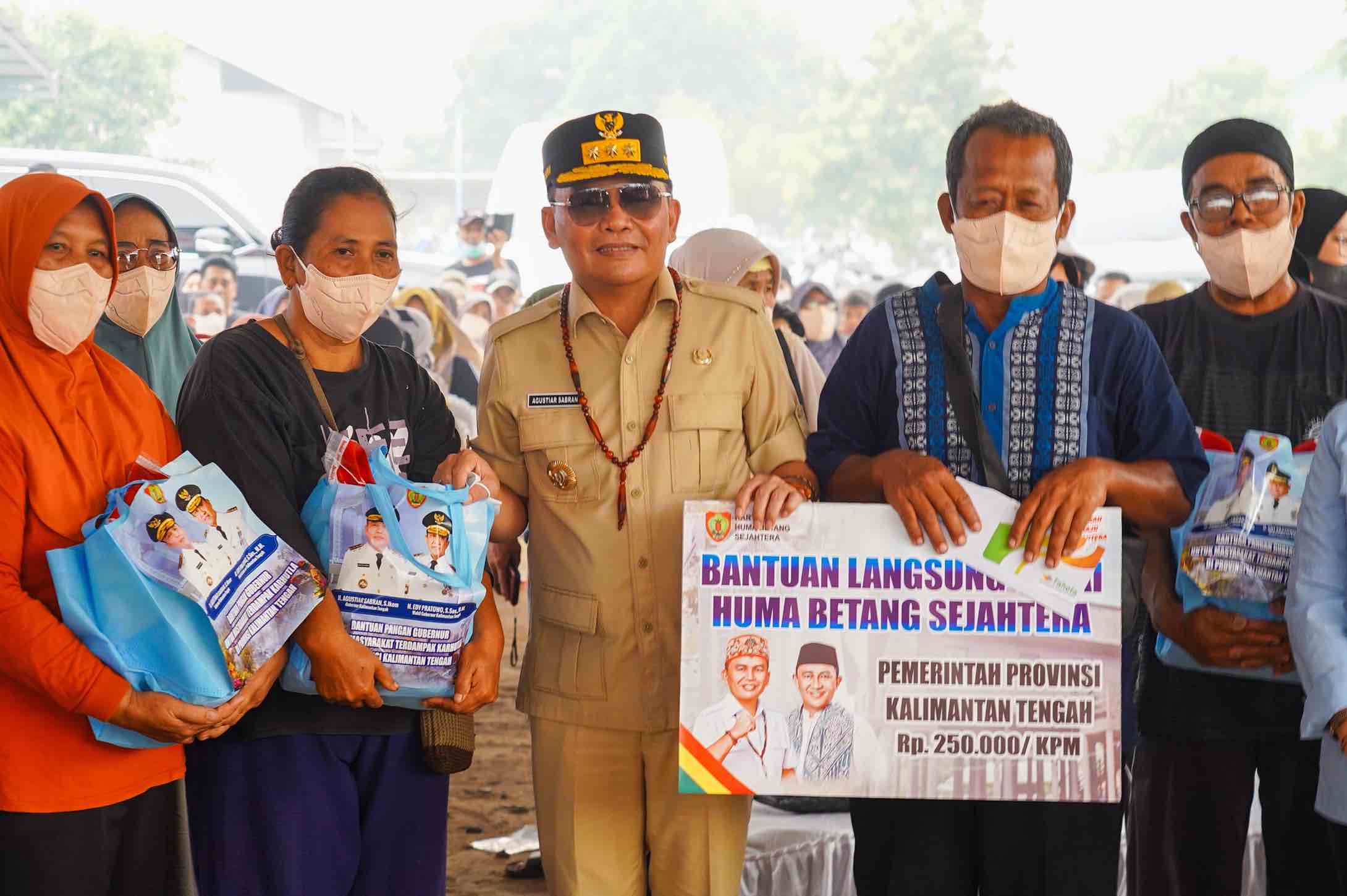 Gubernur Agustiar Sabran Salurkan Paket Sembako dan KHBS bagi Warga Kalampangan Terdampak Karhutla