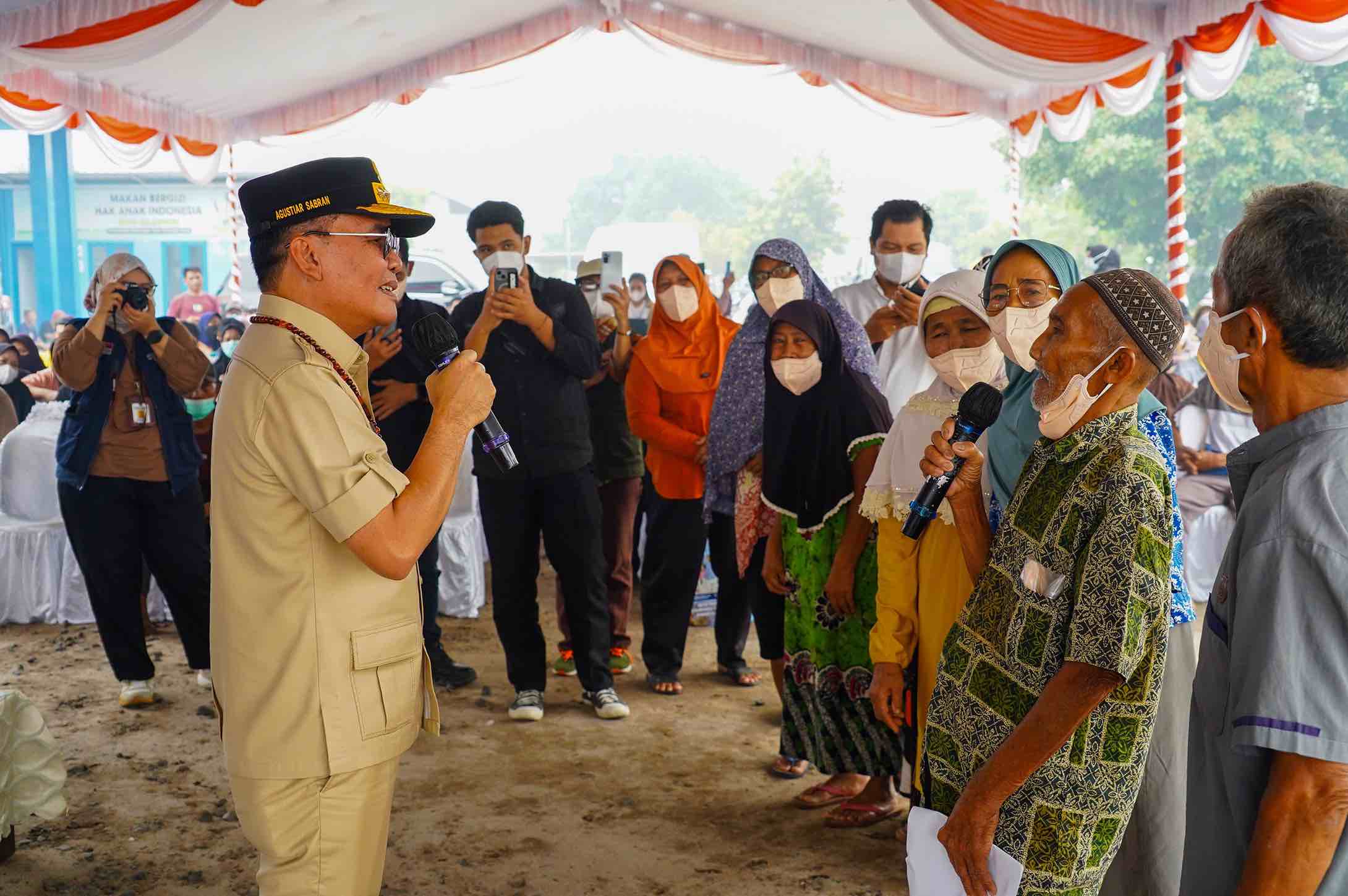 Gubernur Agustiar Sabran Salurkan Paket Sembako dan KHBS bagi Warga Kalampangan Terdampak Karhutla