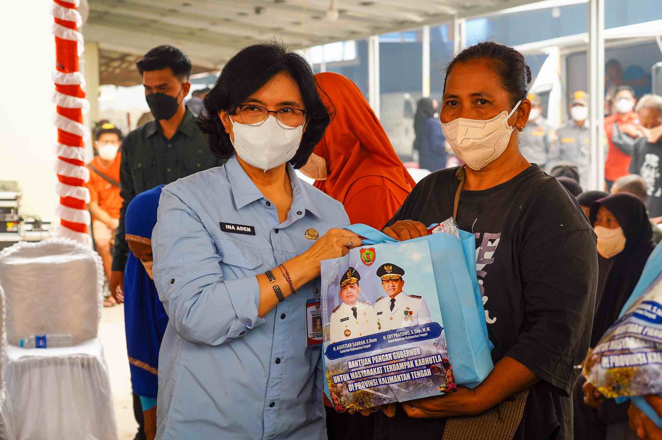 Gubernur Agustiar Sabran Salurkan Paket Sembako dan KHBS bagi Warga Kalampangan Terdampak Karhutla