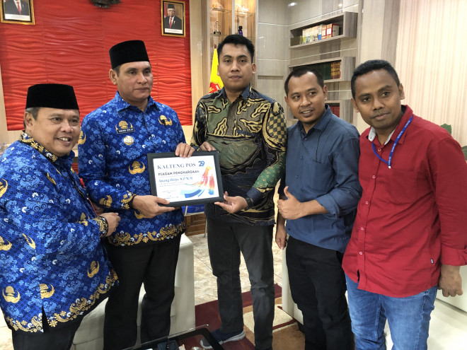 Pj. Bupati Anang Dirjo Terima Penghargaan dari Kalteng Pos