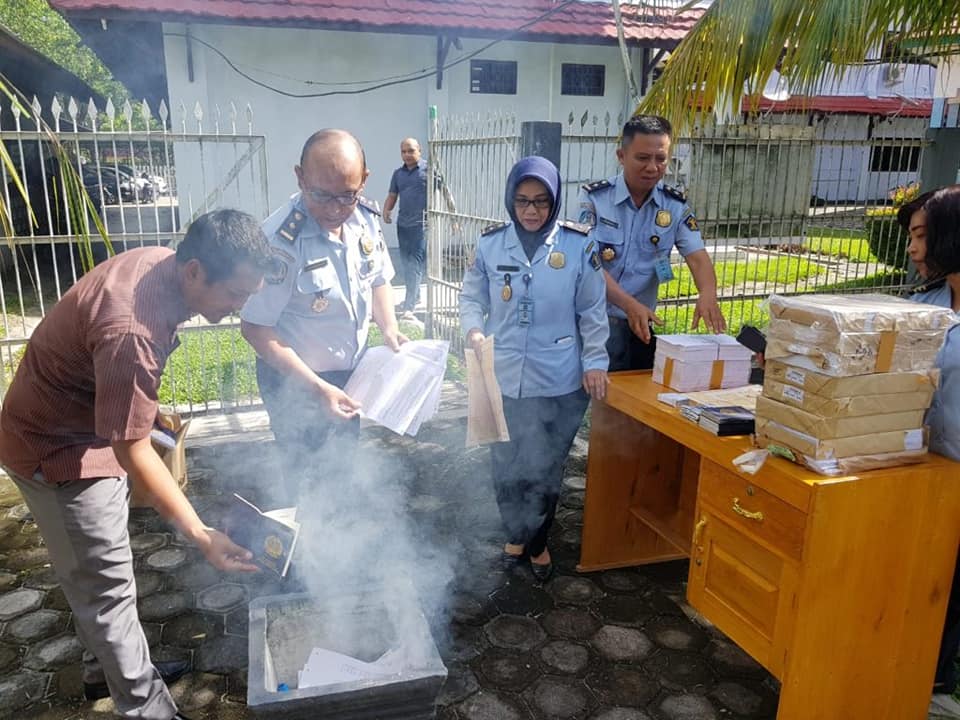 Kantor Imigrasi Kelas I Non TPI Palangka Raya Laksanakan Pemusnahan Dokumen Usang