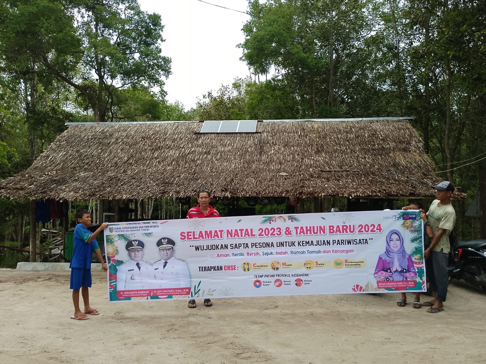 Jelang Libur Nataru, Disbudpar Kalteng Pasang Spanduk Sapta Pesona dan Imbauan CHSE di Lokasi Daya Tarik Wisata Kota Palangka Raya