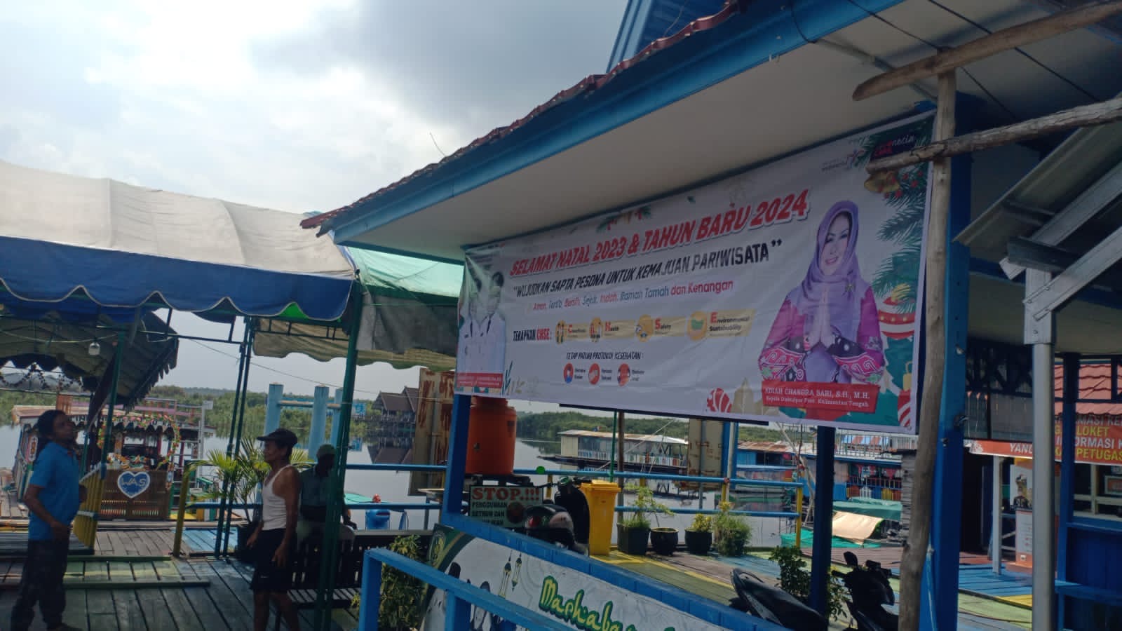 Jelang Libur Nataru, Disbudpar Kalteng Pasang Spanduk Sapta Pesona dan Imbauan CHSE di Lokasi Daya Tarik Wisata Kota Palangka Raya