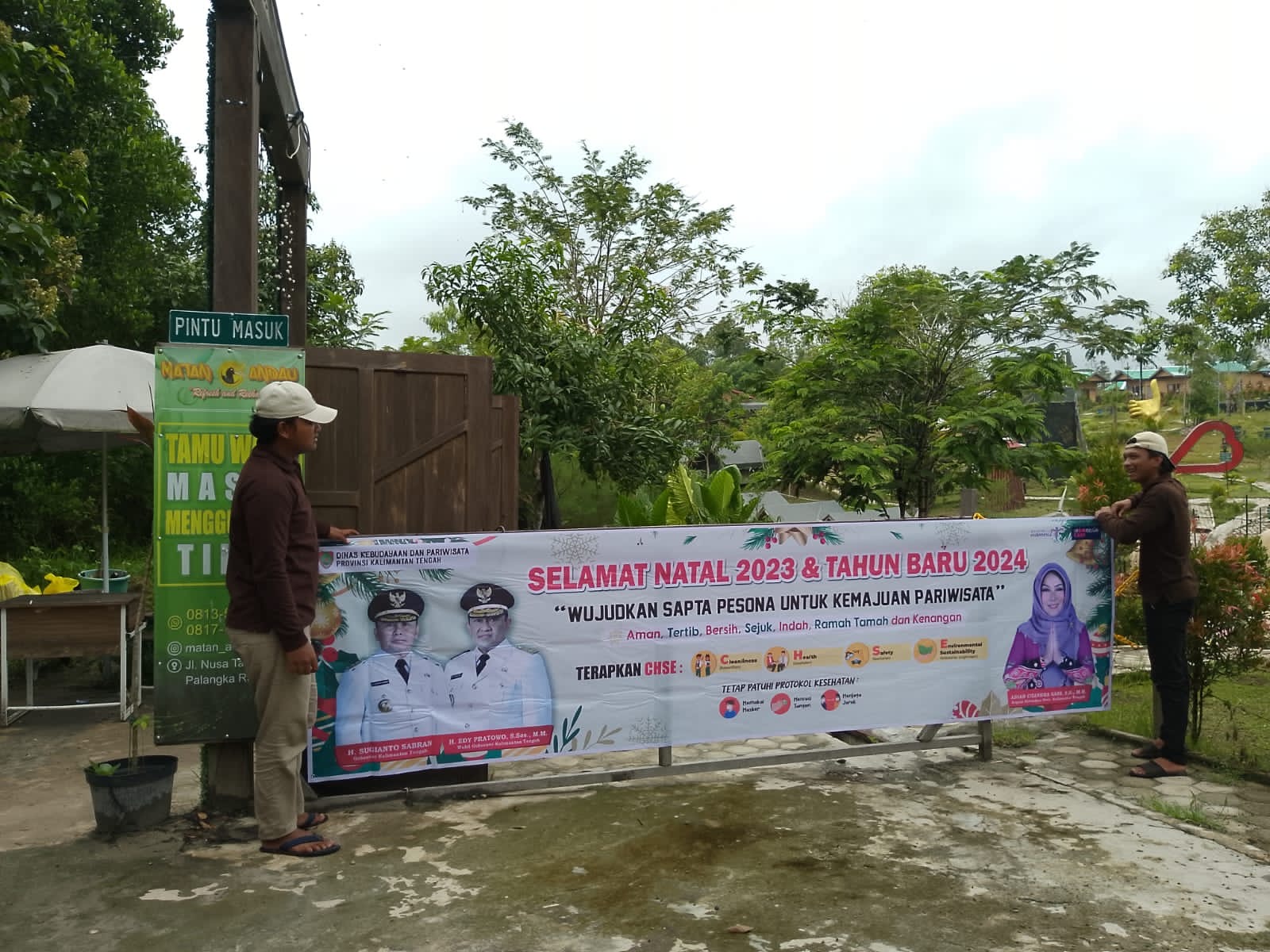 Jelang Libur Nataru, Disbudpar Kalteng Pasang Spanduk Sapta Pesona dan Imbauan CHSE di Lokasi Daya Tarik Wisata Kota Palangka Raya