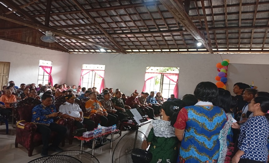 Natal di Desa Reong, Wabup Janji Tuntaskan Infrastruktur