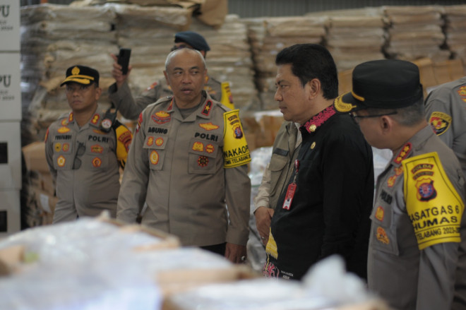 Pj. Bupati Budi Santosa Dampingi Wakapolda Monitoring Logistik Pemilu di Kantor KPU Kobar