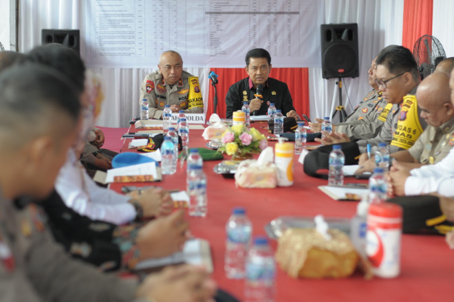 Pj. Bupati Budi Santosa Dampingi Wakapolda Monitoring Logistik Pemilu di Kantor KPU Kobar