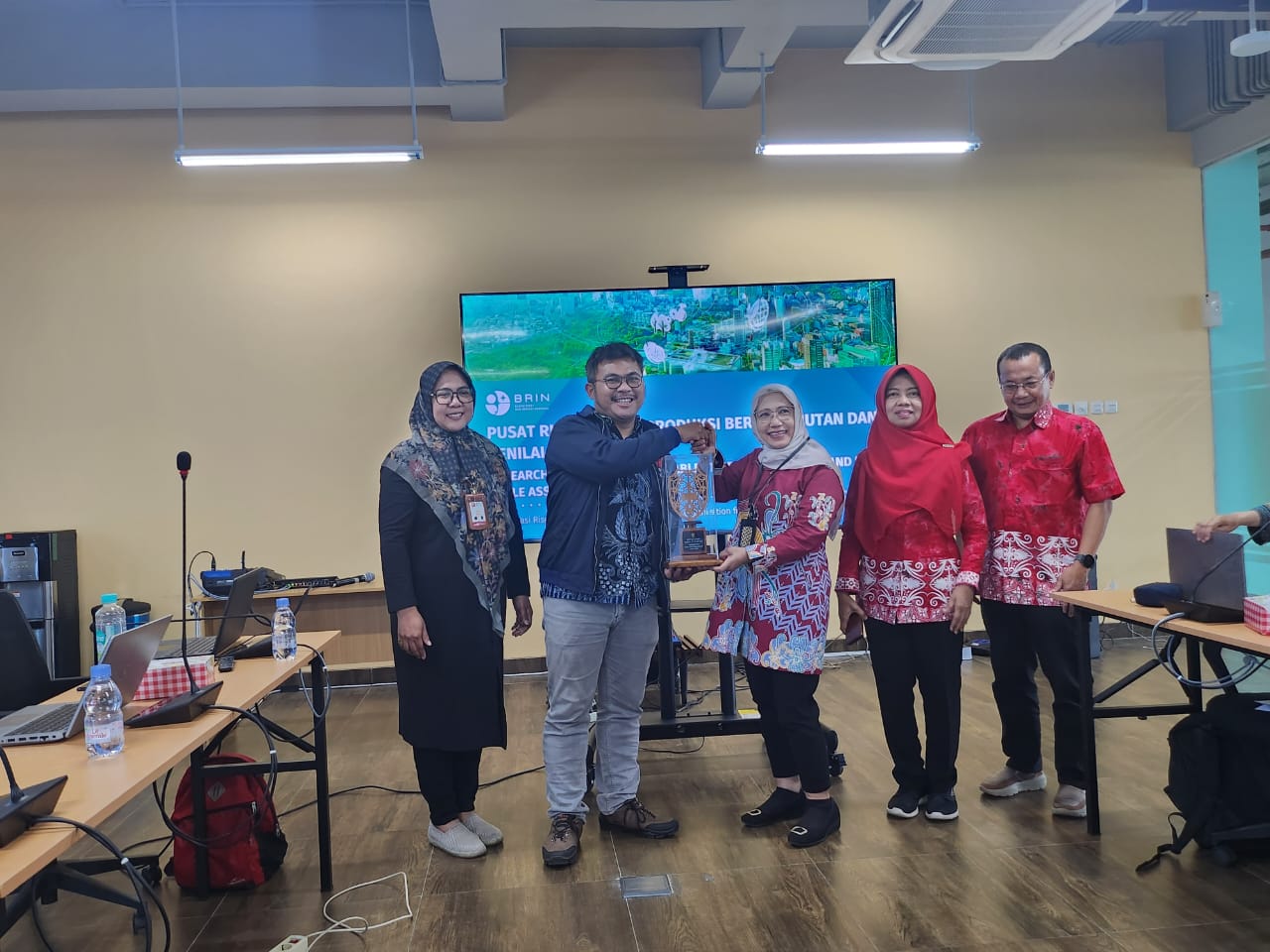 Kepala Dinas TPHP Prov. Kalteng Tandatangani Nota Kesepahaman Riset Smart Farming System dengan BRIN