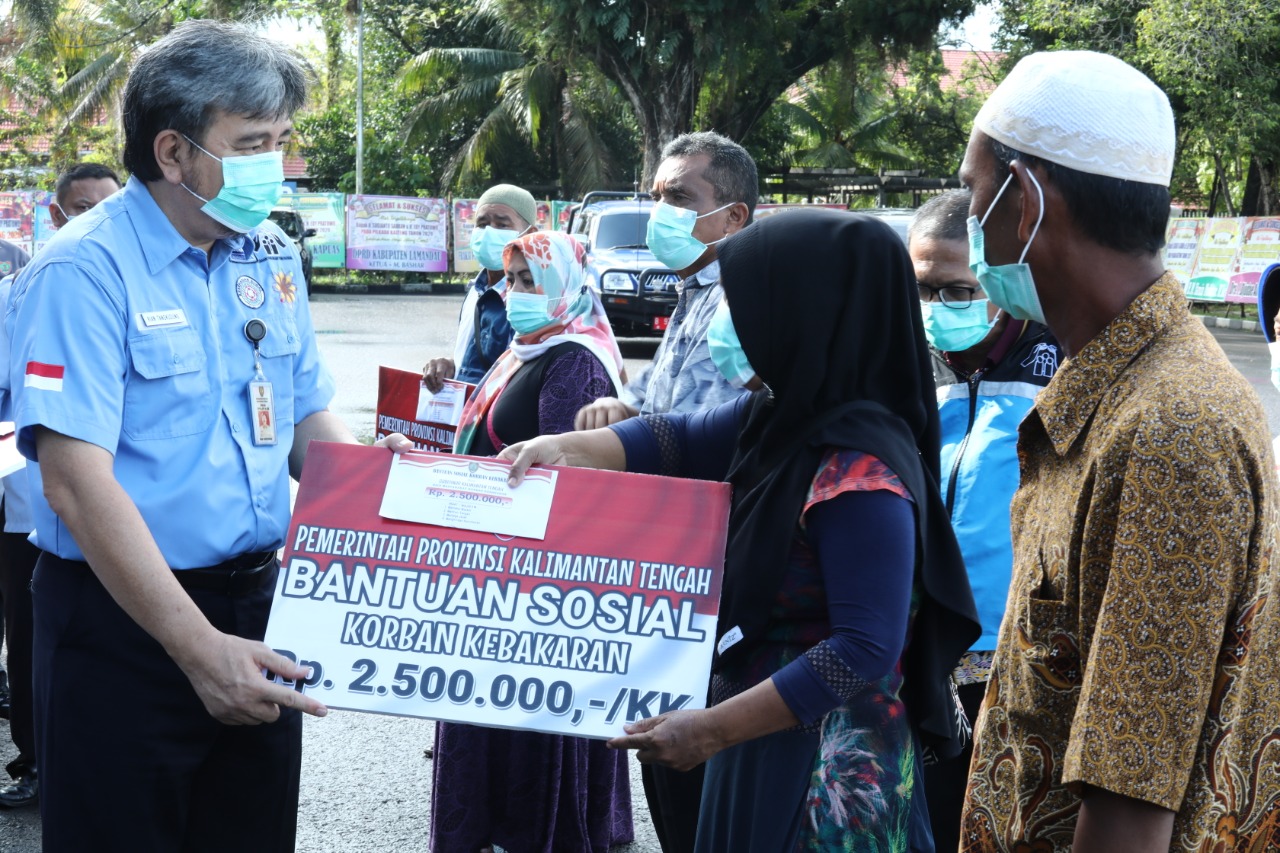 Plt. Kepala Dinas Sosial Kalteng Menyerahkan Bantuan Bagi Korban Kebakaran di Kota Palangka Raya