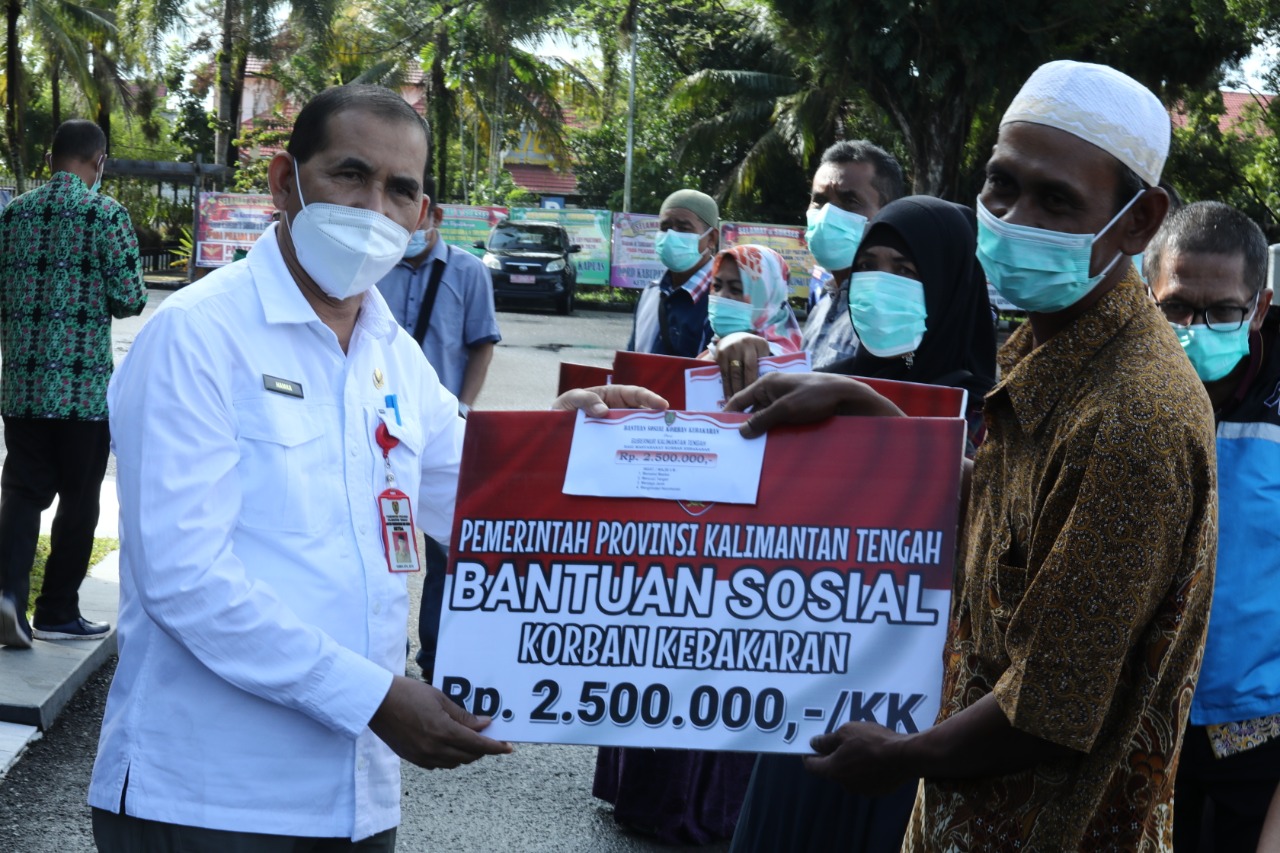 Plt. Kepala Dinas Sosial Kalteng Menyerahkan Bantuan Bagi Korban Kebakaran di Kota Palangka Raya