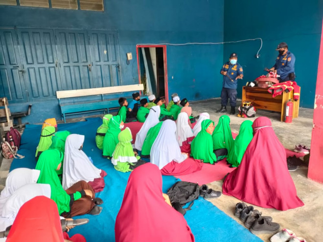 Didampingi Para Guru, Puluhan Siswa Siswi SDIT AL Hakim Kumai Kunjungi Markas Komando Damkar Kobar