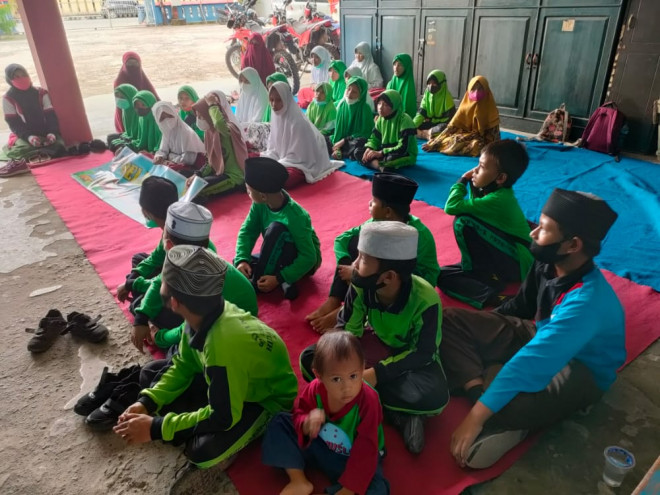 Didampingi Para Guru, Puluhan Siswa Siswi SDIT AL Hakim Kumai Kunjungi Markas Komando Damkar Kobar