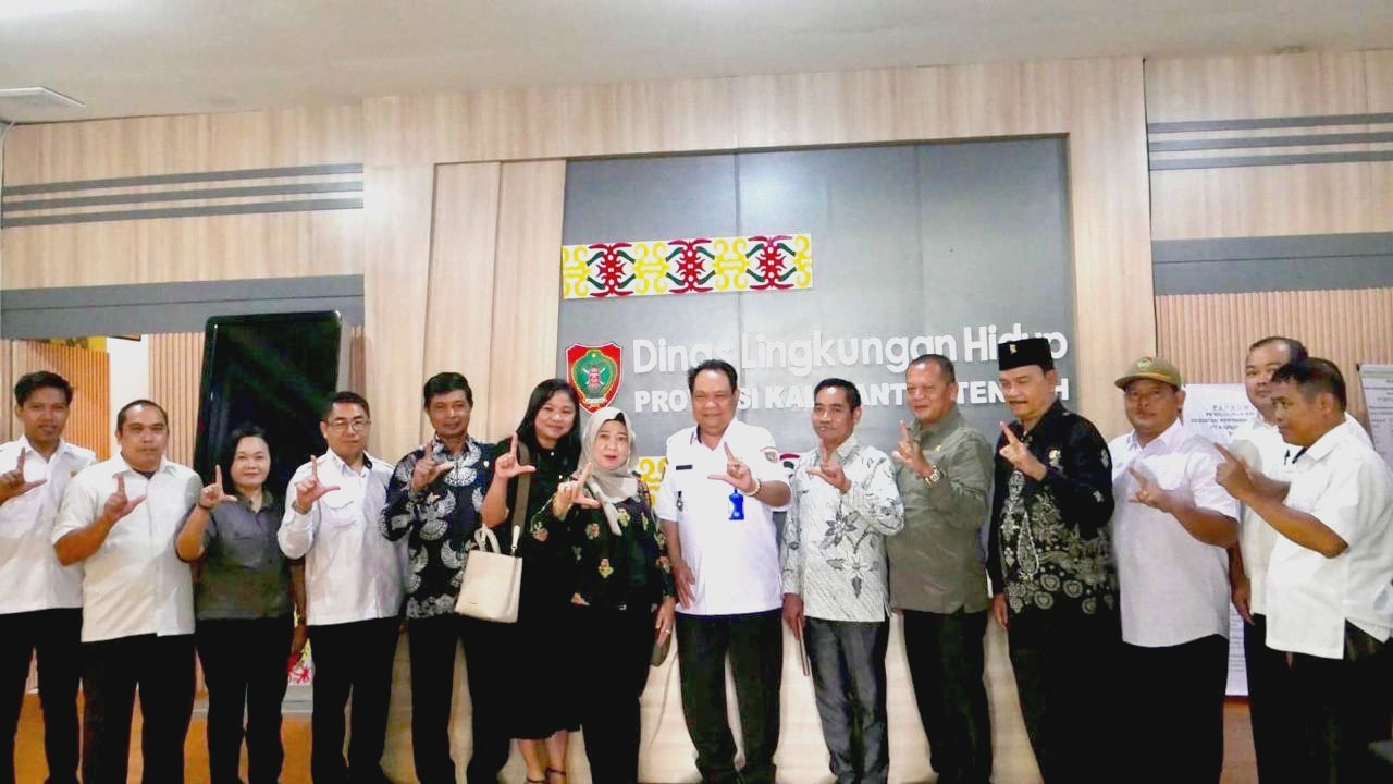 DLH Kalteng Siap Dukung Pengelolaan Sampah di Pulang Pisau dengan Berikan Bantuan Peralatan