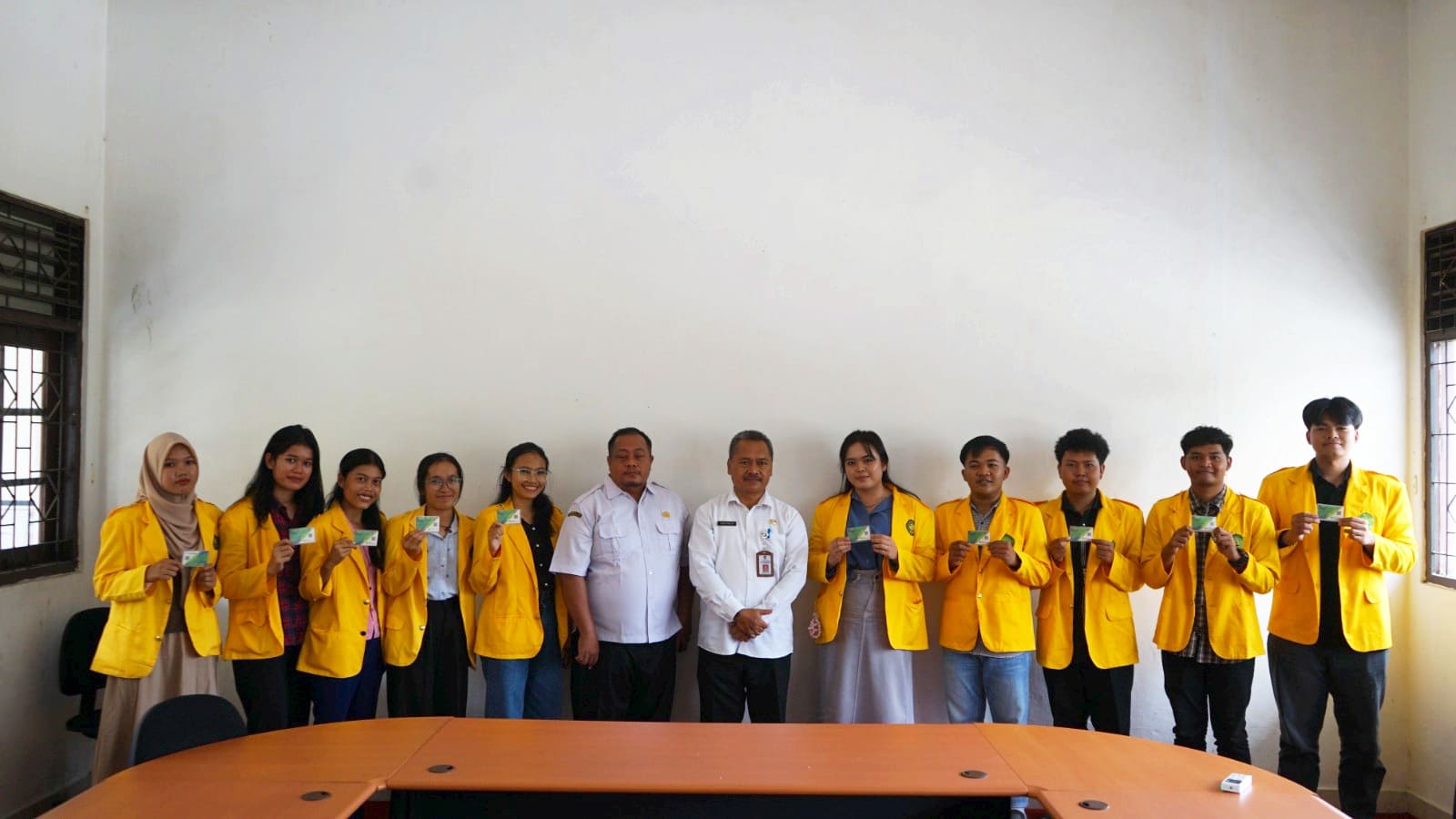 Kadisnakertrans Serahkan Kartu BPJS Ketenagakerjaan kepada Mahasiswa Magang