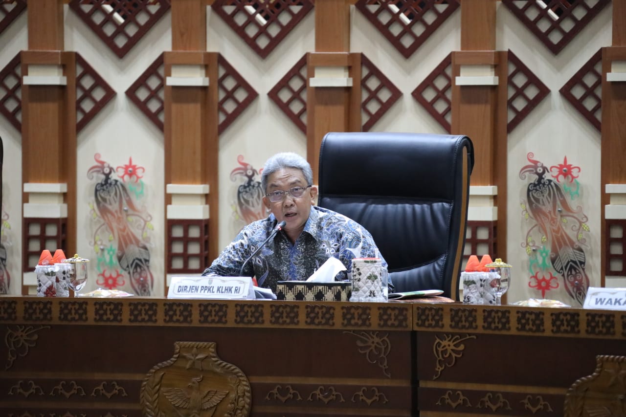 Sekda Kalteng Hadiri Sekaligus Berikan Sambutan Pada Acara Serah Terima Pembangunan Sekat Kanal dan Program Desa Mandiri Peduli Gambut 