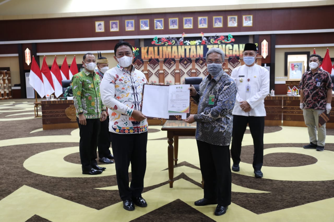 Sekda Kalteng Hadiri Sekaligus Berikan Sambutan Pada Acara Serah Terima Pembangunan Sekat Kanal dan Program Desa Mandiri Peduli Gambut 
