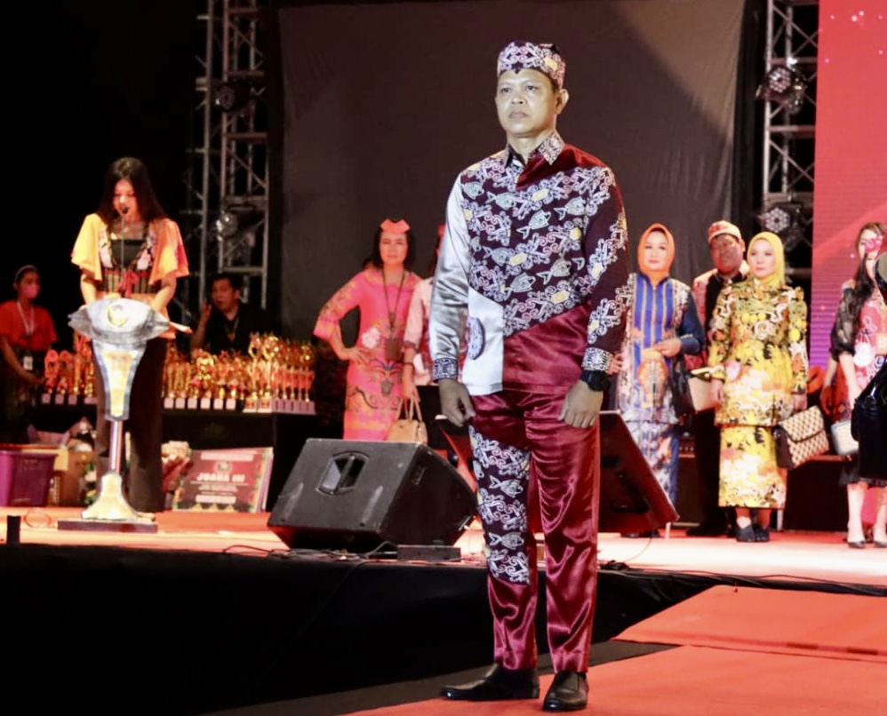 Ikut Meriahkan Fashion Show ELY, Dislutkan Raih The Best Office Group Body Fashion