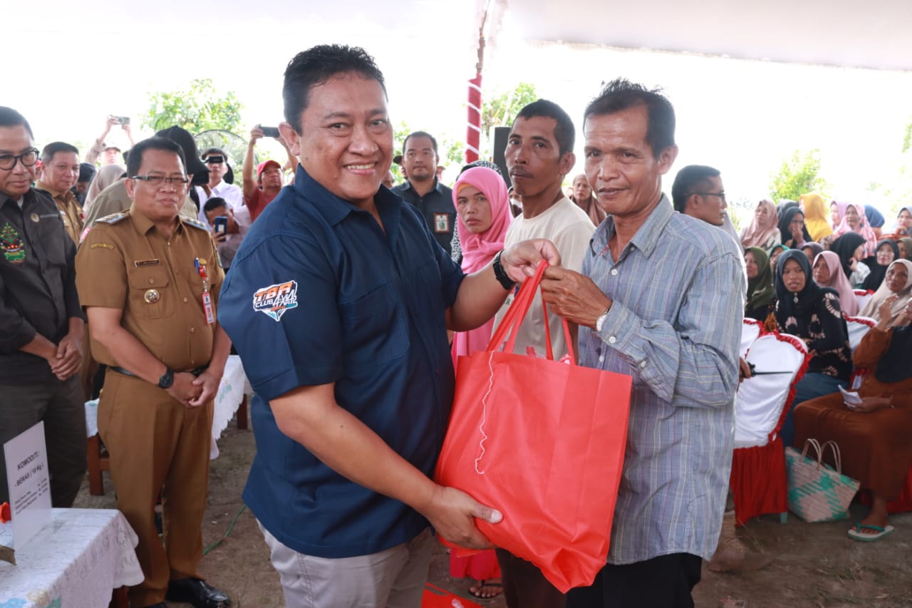 Wagub Edy Pratowo Salurkan 75 Ton Beras Murah Kepada Masyarakat Kabupaten Kapuas
