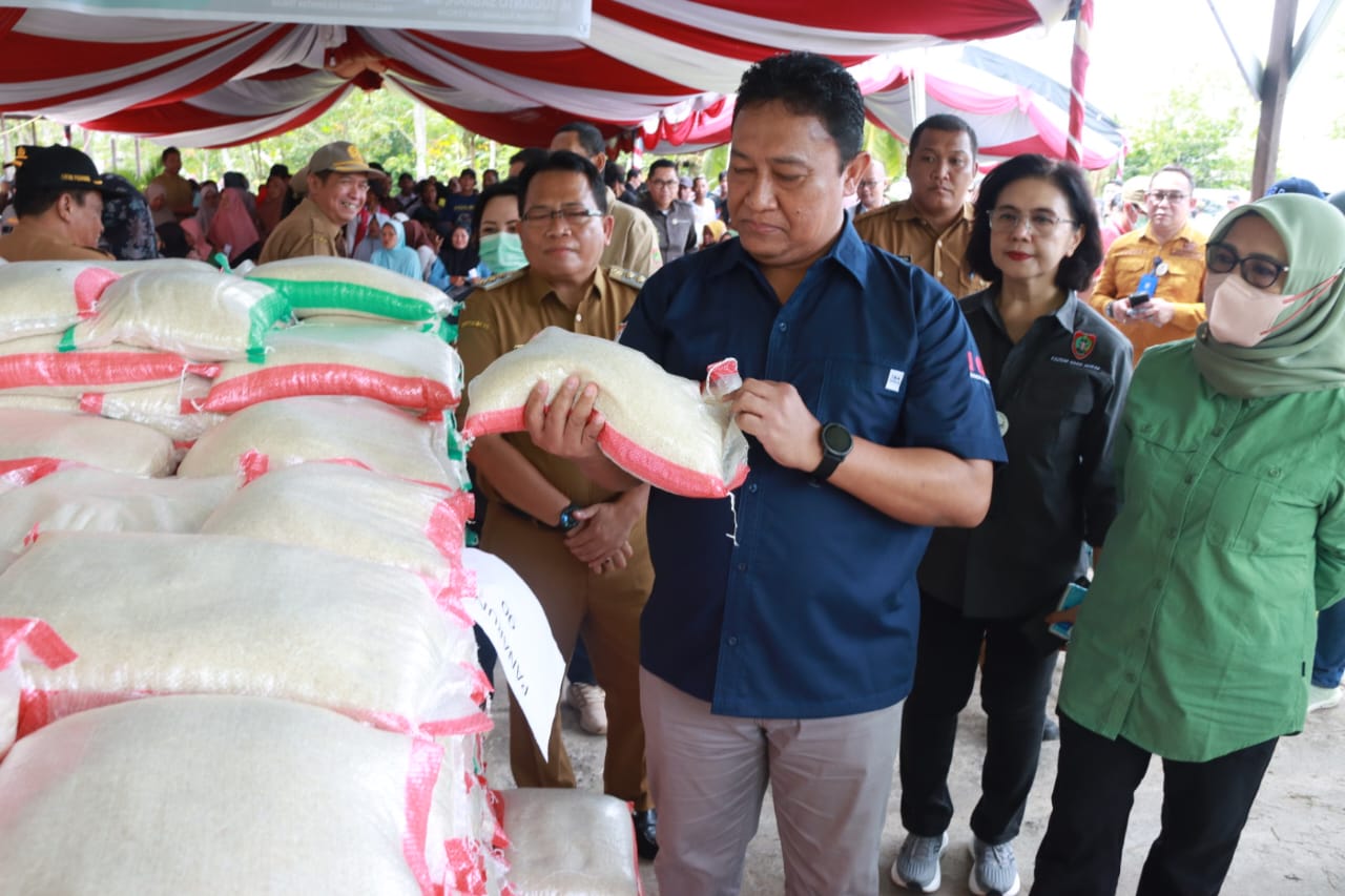 Wagub Edy Pratowo Salurkan 75 Ton Beras Murah Kepada Masyarakat Kabupaten Kapuas