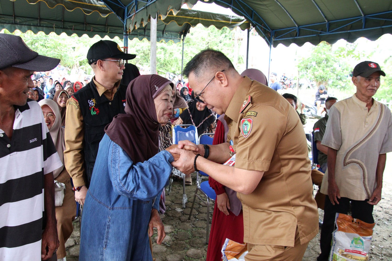 Wakili Gubernur, Kadis PMD Salurkan Beras Murah di Kecamatan Karau Kuala, Kab. Barito Selatan