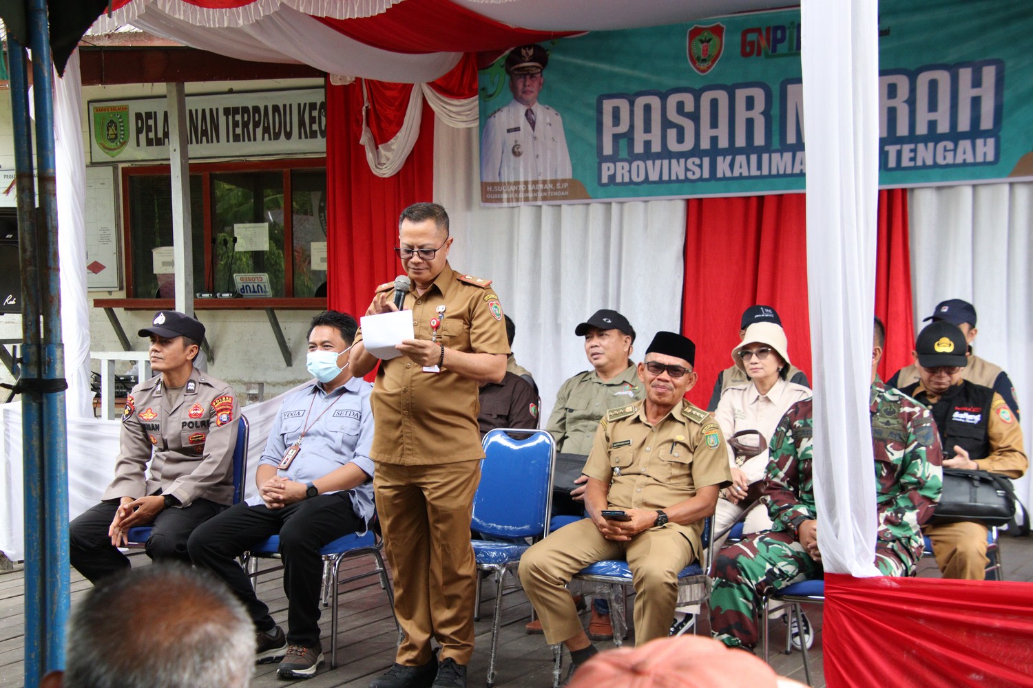Wakili Gubernur, Kadis PMD Salurkan Beras Murah di Kecamatan Karau Kuala, Kab. Barito Selatan