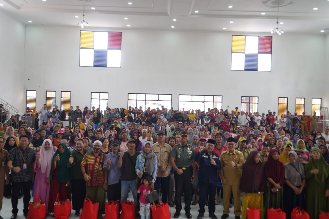 Sekda Prov. Kalteng Berbagi Berkah Bersama Masyarakat Barito Timur
