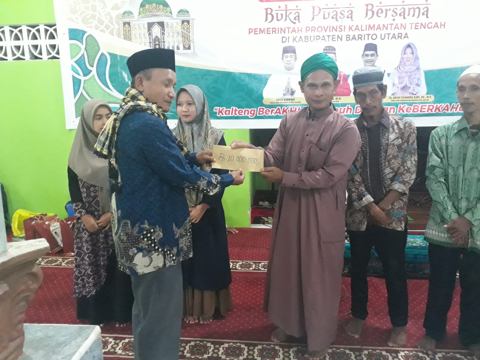 Pemprov Kalteng Serahkan Bantuan Saat Safari Ramadan di Masjid Al Falah Desa Trahean Kabupaten Barito Utara