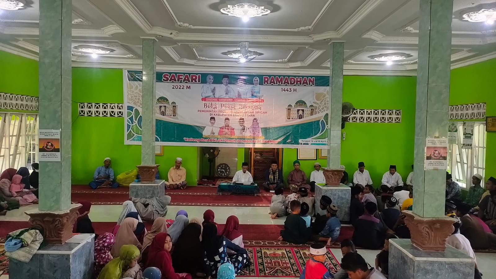 Pemprov Kalteng Serahkan Bantuan Saat Safari Ramadan di Masjid Al Falah Desa Trahean Kabupaten Barito Utara
