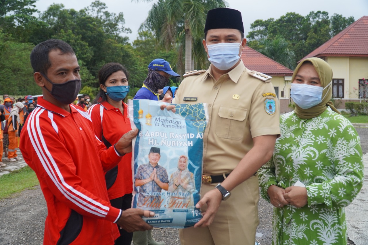 Bupati Lamandau Salurkan 22 Ton Beras dan 4400 Liter Minyak Goreng kepada Tenaga Kebersihan dan Pertamanan