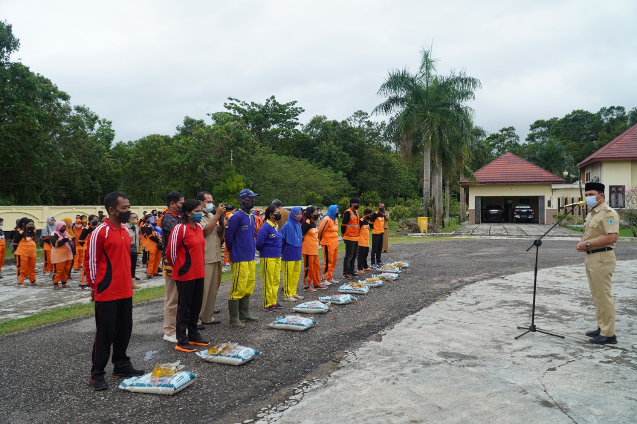 Bupati Lamandau Salurkan 22 Ton Beras dan 4400 Liter Minyak Goreng kepada Tenaga Kebersihan dan Pertamanan