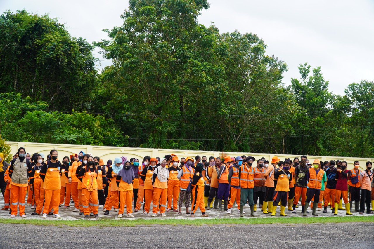 Bupati Lamandau Salurkan 22 Ton Beras dan 4400 Liter Minyak Goreng kepada Tenaga Kebersihan dan Pertamanan