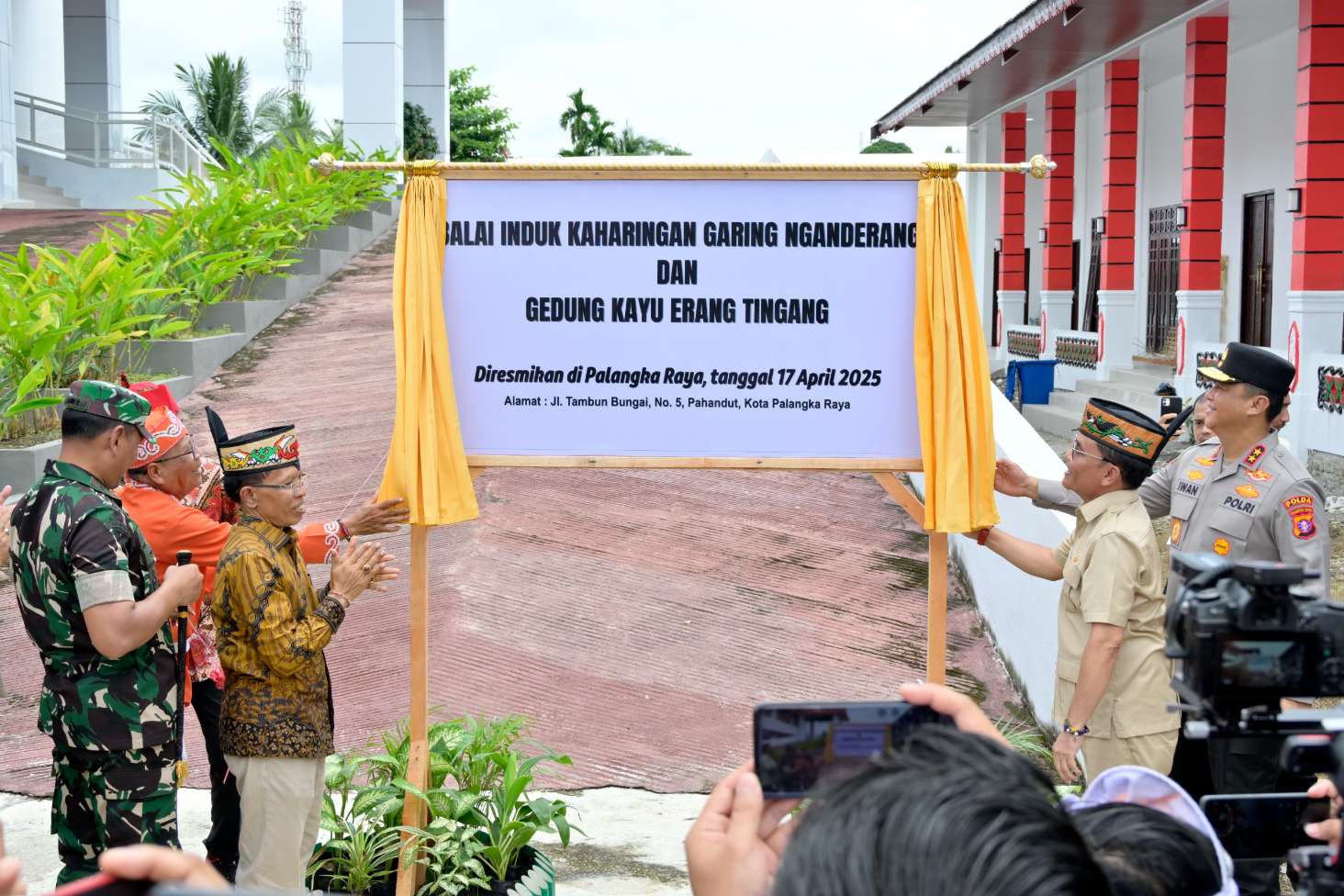 Kepala BAPPERIDA Prov. Kalteng Hadiri Peresmian Balai Induk Kaharingan Garing Nganderang dan Gedung Kayu Erang Tingang di Palangka Raya