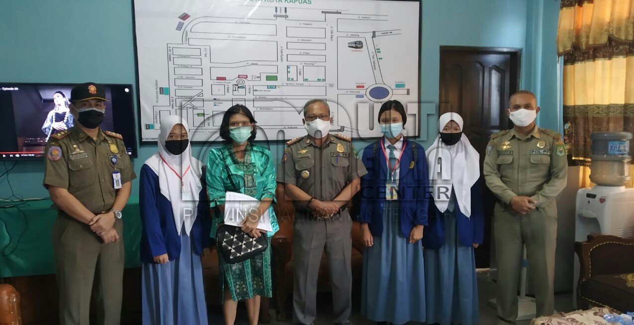 Serah Terima Siswa Prakerin SMKN 1 Kuala Kapuas yang Selesai Magang di SatPol PP dan Damkar Kabupaten Kapuas